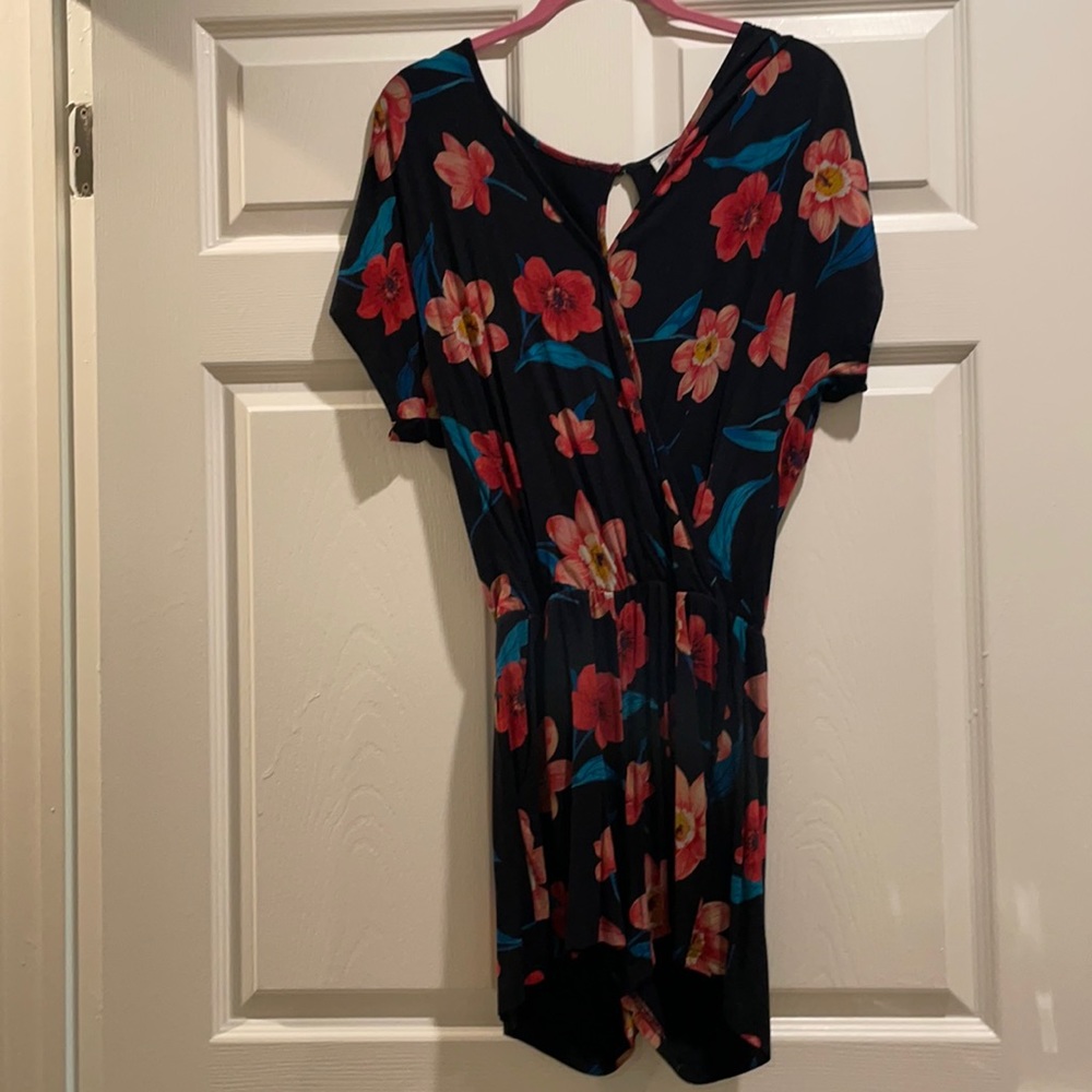 Market & Spruce gorgeous shorts romper/ floral- XSP